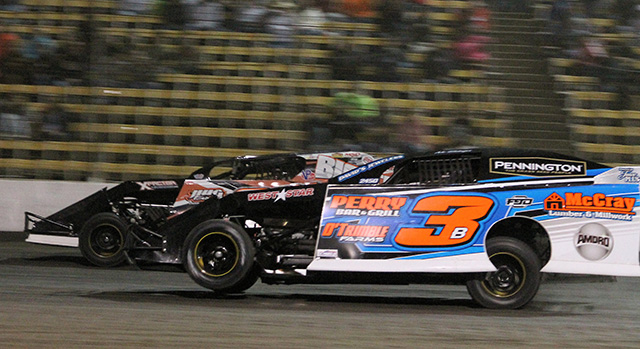 Nic Bidinger works to the inside of Darron Fuqua. (Reed Bros. Racing Photos)