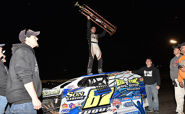 Darron Fuqua won the USRA Modified main event.