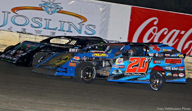 Ricky Thornton (20rt) races to the inside of Johnny Scott during the first of two Modified main events.