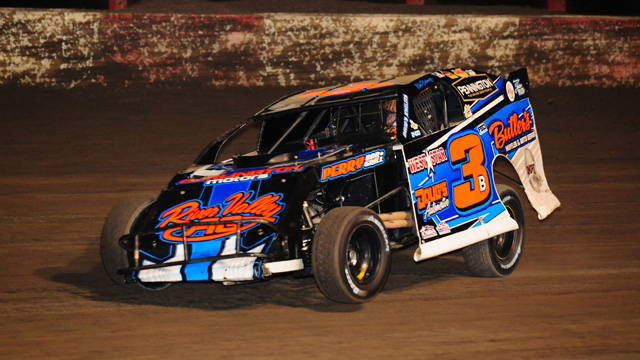 Nic Bidinger races to the USRA Modified track championship for 2014 at the Lakeside Speedway. (Dan Parkinson Photo)
