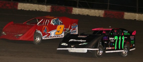 Don Marrs (9) wins the battle with (711) Nick Newton. (Reed Bros. Racing Photos)