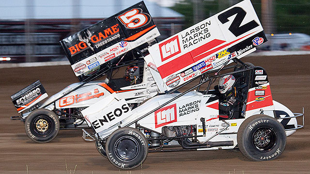Shane Stewart (2) races David Grave (5) in World of Outlaws Craftsman Sprint Car Series action. (Dave Olson Photo)